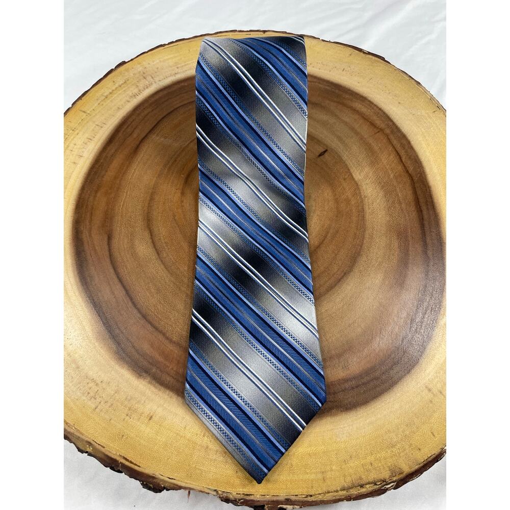 Geoffrey Beene Men's 100% Silk Necktie Grey Plaid/Stripe, Blue & White Accents